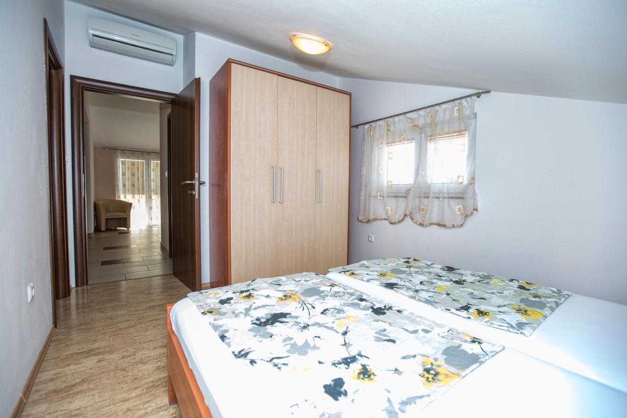 Ferienhaus Elena Karlobag Exteriör bild
