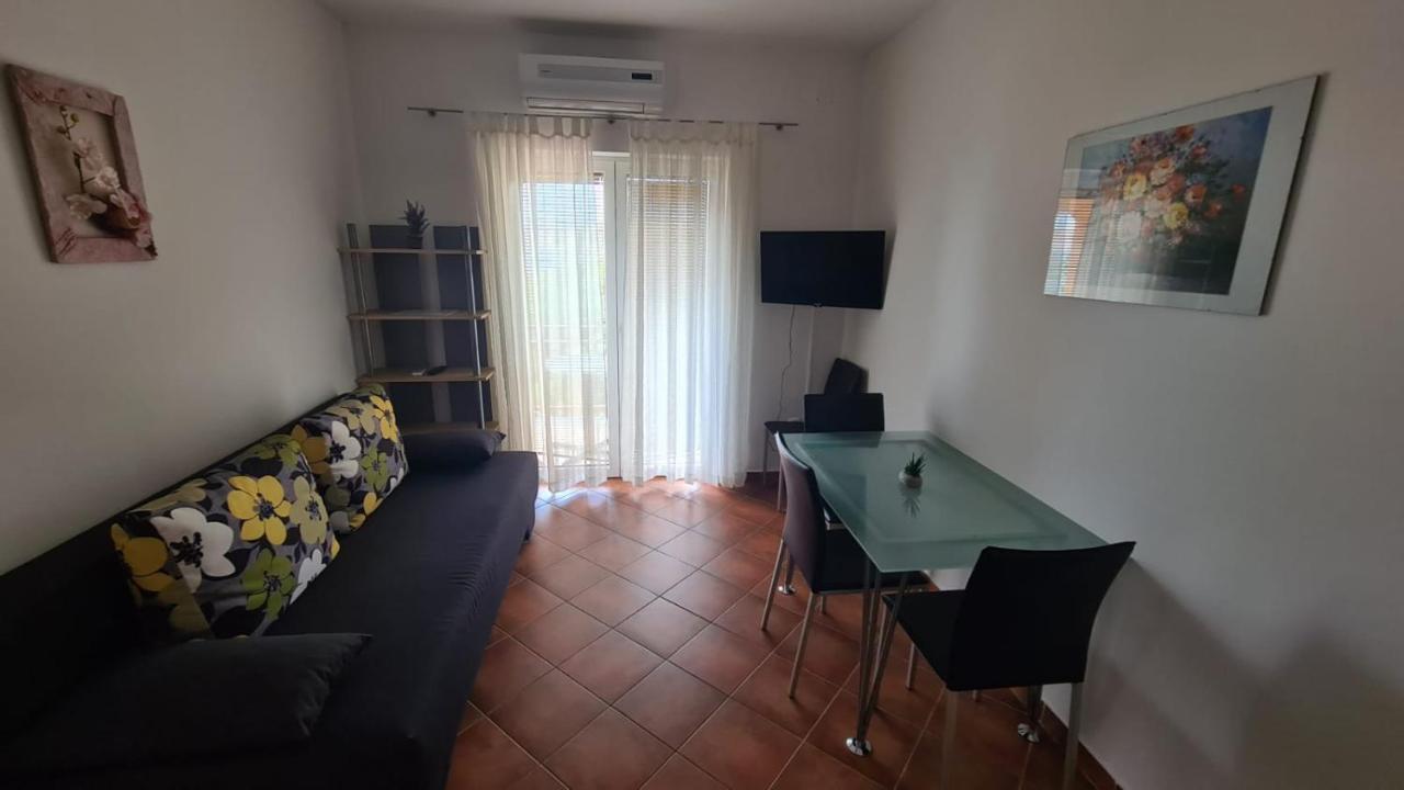 Ferienhaus Elena Karlobag Exteriör bild